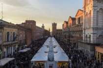 Piazza Trento e Triesta con gli stand del Ferrara Food Festival
